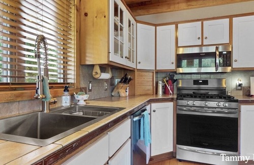 Holland Cabin | 3 miles from downtown Holland 12 miles from Saugatuck 7 miles to Lake Mich