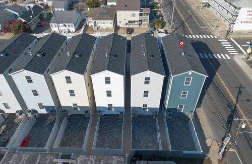 Seaside Heights House | 3 Min Walk to the Beach 4 BR & 4Bth 3 Car Park, Amazing Backyard/Patio with BBQ