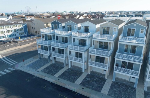 Seaside Heights House | 3 Min Walk to the Beach 4 BR & 4Bth 3 Car Park, Amazing Backyard/Patio with BBQ