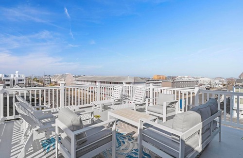 Seaside Heights House | 3 Min Walk to the Beach 4 BR & 4Bth 3 Car Park, Amazing Backyard/Patio with BBQ