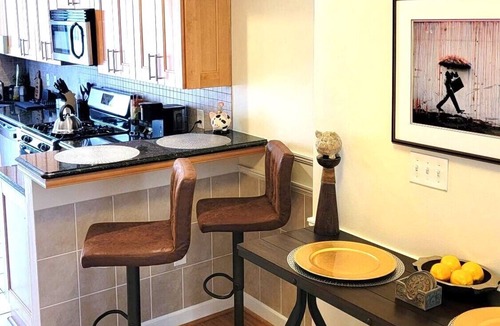 Downtown Baltimore House | 3 minutes to Orioles & Ravens stadiums and 10 minutes from the Baltimore Harbor.