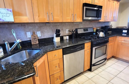 Downtown Baltimore House | 3 minutes to Orioles & Ravens stadiums and 10 minutes from the Baltimore Harbor.