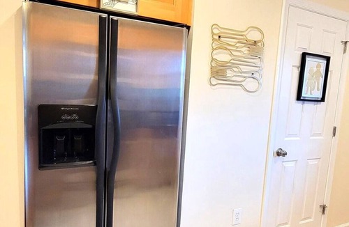 Downtown Baltimore House | 3 minutes to Orioles & Ravens stadiums and 10 minutes from the Baltimore Harbor.