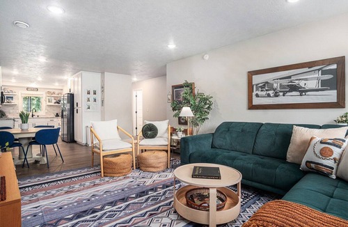 Madison House | 3+ night special | King Bed | Dog friendly + Fenced Yard | 3 TVs