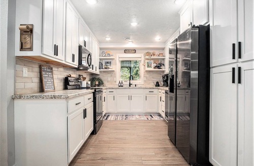 Madison House | 3+ night special | King Bed | Dog friendly + Fenced Yard | 3 TVs