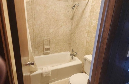 Quinter Hotel | 3 Relaxing Rooms with 2 Queen Beds Perfect for Pet Owners - Free Parking!