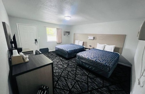 Oskaloosa Hotel | 3-Room Lodging Near William Penn University & Local Spots, Free Parking