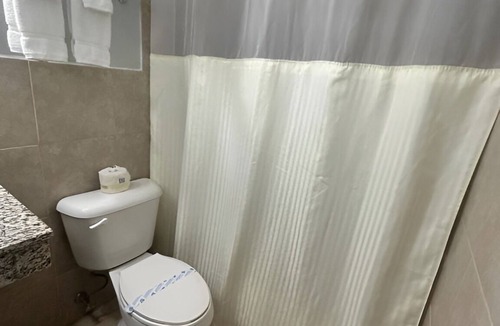 Oskaloosa Hotel | 3-Room Lodging Near William Penn University & Local Spots, Free Parking