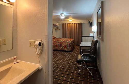 Nebraska City Hotel | 3 Rooms - Comfortable Stay w/Free Parking – Downtown Nebraska City 2mi