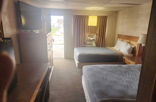 Quinter Hotel | 3 Rooms - Enjoy Budget-Friendly Comfort w/Flat TV + Microwave + Nearby Dining