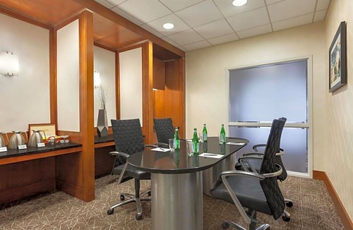 Linthicum Heights Hotel | 3-Star Hotel ∙ Hilton Baltimore BWI Airport