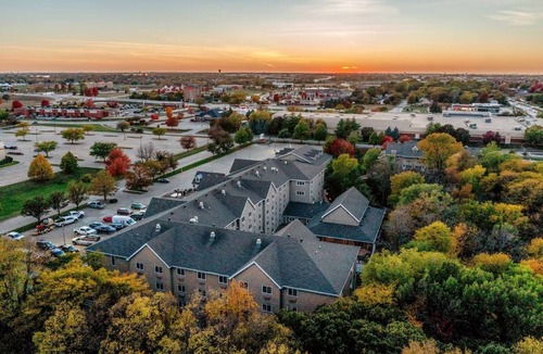Johnston Hotel | 3 Suites | Johnston Retreat w/Pool and Gym Access | 7 mi to Clive Aquatic Cente