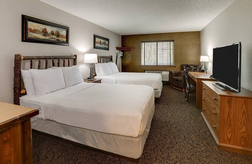 Johnston Hotel | 3 Suites | Modern Stay w/Pool & Hot tub Onsite| 5 mi to Gray’s Lake Park