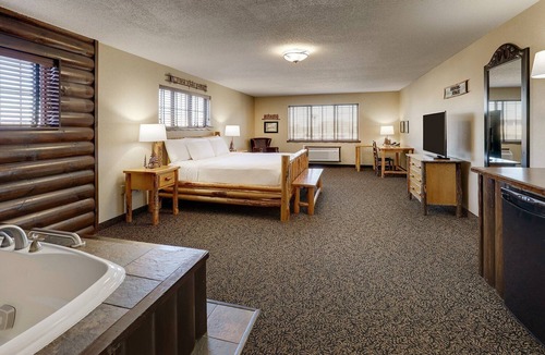 Moline Hotel | 3 Suites | Stoney Creek Moline w/Pool | 1.5 mi to Rock Island Arsenal Museum