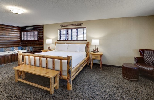 Moline Hotel | 3 Suites | Stoney Creek Moline w/Pool | 1.5 mi to Rock Island Arsenal Museum