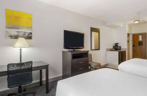 Mundelein Hotel | 3 Tranquil Family Suites in Mundelein | Hot Breakfast Included | Pets Allowed