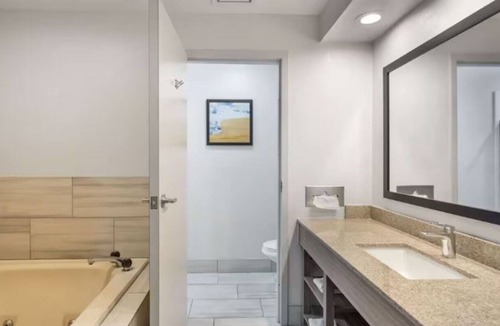 Mundelein Hotel | 3 Tranquil Family Suites in Mundelein | Hot Breakfast Included | Pets Allowed