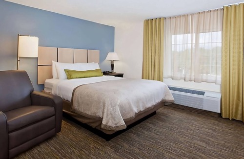 Ashley Oaks Hotel | 3 Units Close to West Town Mall! Private Kitchen, FREE Parking, Pets Allowed!