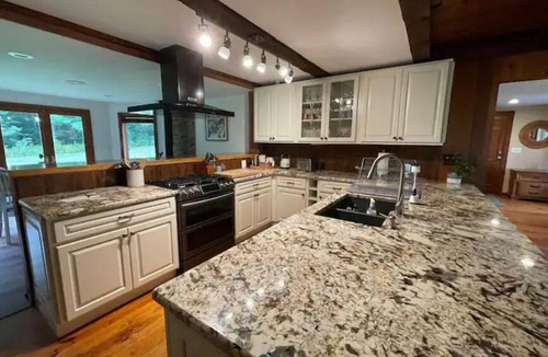 Hyde Park House | 30 mins to Smuggs and Stowe! Tons of room for family and pets!