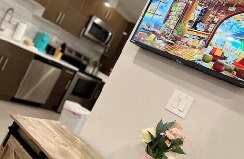 Logan Square Apartment | 306 Deluxe King suite in the center city