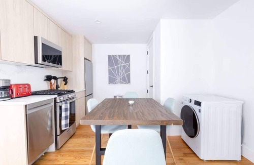 Williamsburg Apartment | 323-2 Spacious 2BR Williamsburg