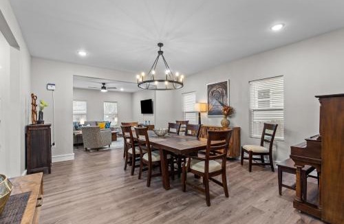 The Gate House | 3323 Uptown Elegant Escape