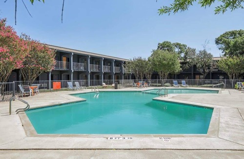 St. Johns Apartment | [36] ATX Studio: 1 Queen, Access to Gym & Laundry