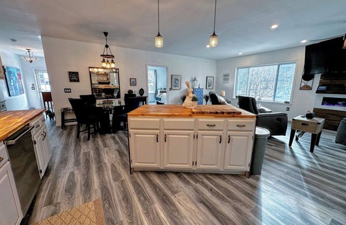 Littleton Cottage | 37pa Superbly Appointed Riverfront Home in Littleton! Skiing, Hiking, Firepit, wif