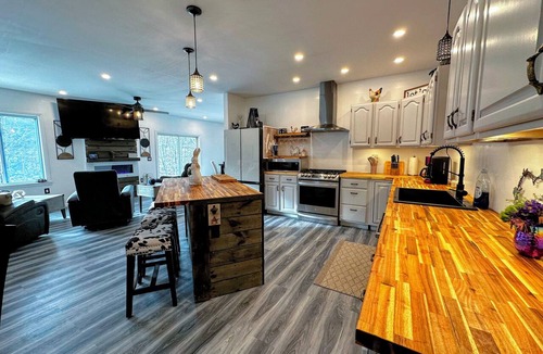 Littleton Cottage | 37pa Superbly Appointed Riverfront Home in Littleton! Skiing, Hiking, Firepit, wif
