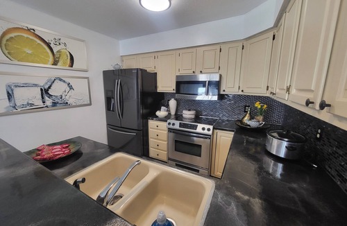 Greenwich House | 3bed,2.5 bath, 2car garage home 4 you to relax!