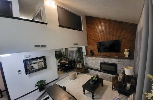 Greenwich House | 3bed,2.5 bath, 2car garage home 4 you to relax!