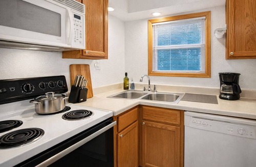 Des Moines Apartment | 3Bed Cozy House in Quiet Neighborhood