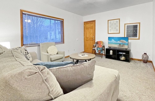 Des Moines Apartment | 3Bed Cozy House in Quiet Neighborhood
