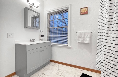 Des Moines Apartment | 3Bed Cozy House in Quiet Neighborhood