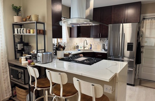 Skokie Apartment | 3BR 1.5Bath 2Car Parking Skokie Apt Near Chicago-Evanston