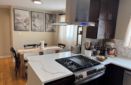 Skokie Apartment | 3BR 1.5Bath 2Car Parking Skokie Apt Near Chicago-Evanston