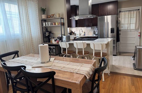 Skokie Apartment | 3BR 1.5Bath 2Car Parking Skokie Apt Near Chicago-Evanston