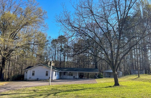 Dallas House | 3BR/2BA ranch home in Dallas, GA on spacious lot - great for groups!