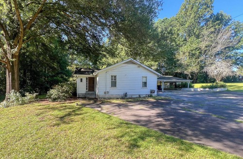Dallas House | 3BR/2BA ranch home in Dallas, GA on spacious lot - great for groups!