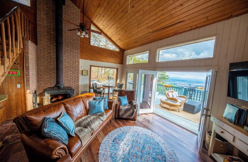 Menlo Cabin | 3BR, 2BA, stunning mtn view, jacuzzi, dry sauna, fire pit, wood burning stove