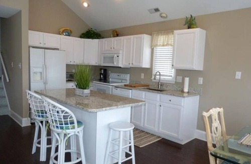 South End House | 3BR/2BA Sunrise and Sunset from Roof deck, 1.5 blocks to the beach