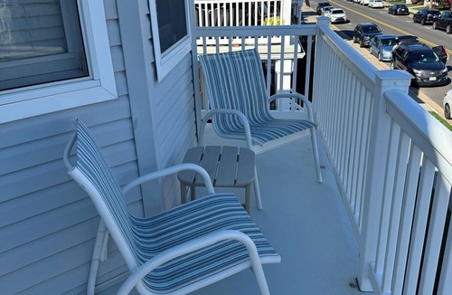 South End House | 3BR/2BA Sunrise and Sunset from Roof deck, 1.5 blocks to the beach