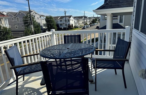 South End House | 3BR/2BA Sunrise and Sunset from Roof deck, 1.5 blocks to the beach
