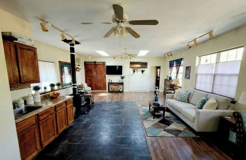 Grantville House | 3BR/3.5BA Secluded Aqua-Eden Nature Manor; Ensuite Dual-Spas on 60 Scenic Acres