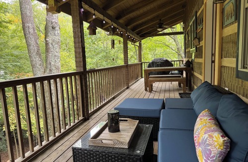 Seven Devils Cabin | 3BR 3BA Log Cabin, Pond Front, Hot Tub, Pool Table, near Skiing & Pet friendly