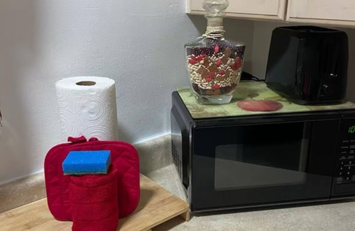 Waukegan Apartment | 3BR Apartment, Split level house, in Waukegan, 7min. to The Naval Base with WiFi