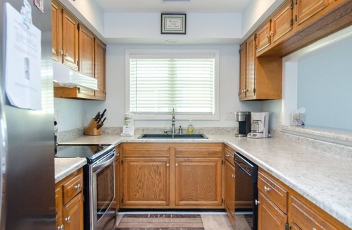 South End House | 3BR cottage with a short stroll to beach or sound!