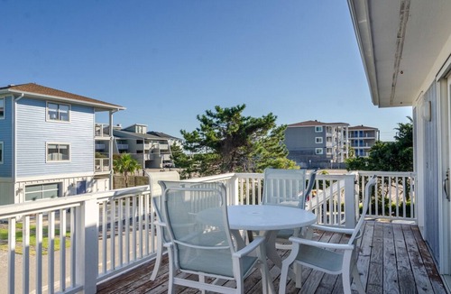South End House | 3BR cottage with a short stroll to beach or sound!