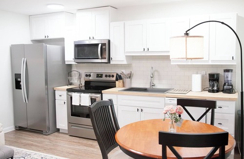 Boiling Springs House | 3BR Extended Stay Home Near Michelin with a Sunroom
