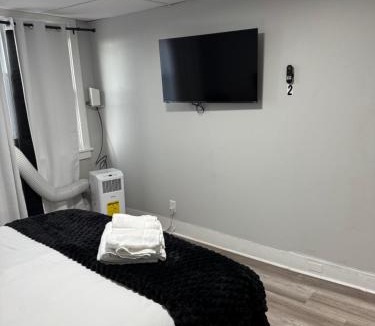Chester House | 3BR Near Philadelphia 2 Car Parking Private Backyard